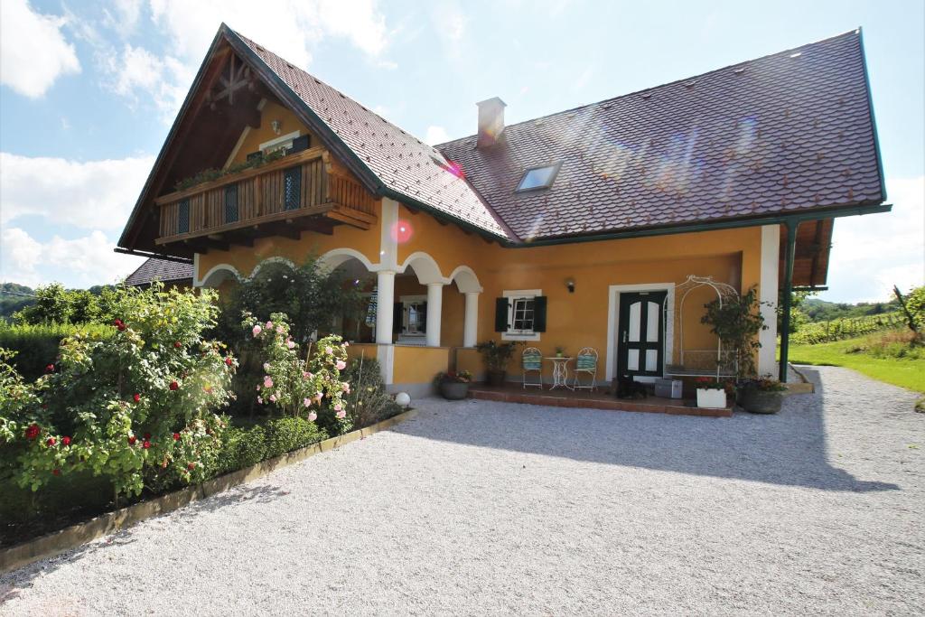 dom z drogą przed nim w obiekcie Weingut - Ferienhaus Sonja Rohrbacher w mieście Gamlitz