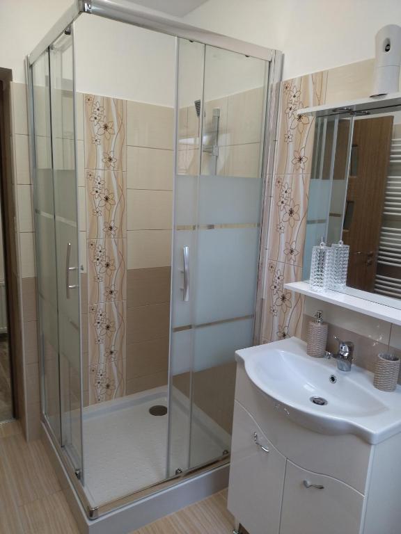 Koupelna v ubytování Valentin Apartman