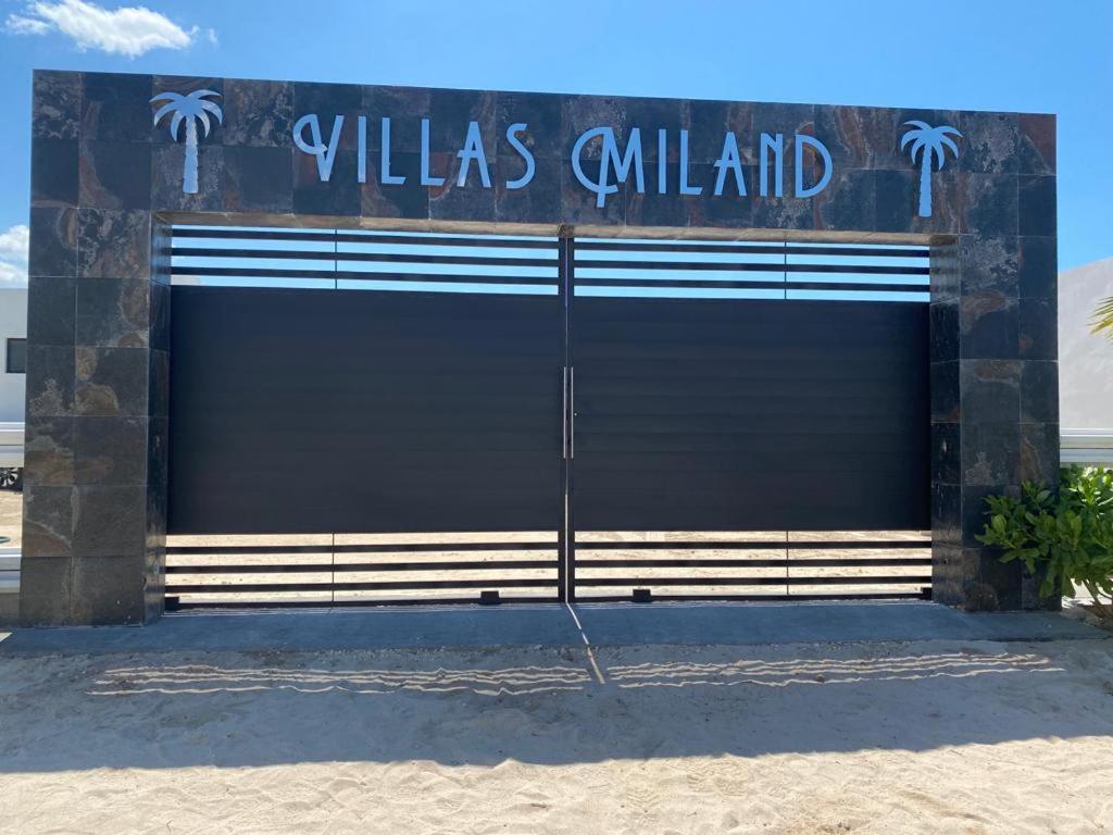 - une porte de garage dans un bâtiment sur la plage dans l'établissement Villas Miland - San Benito Beach, à San Benito