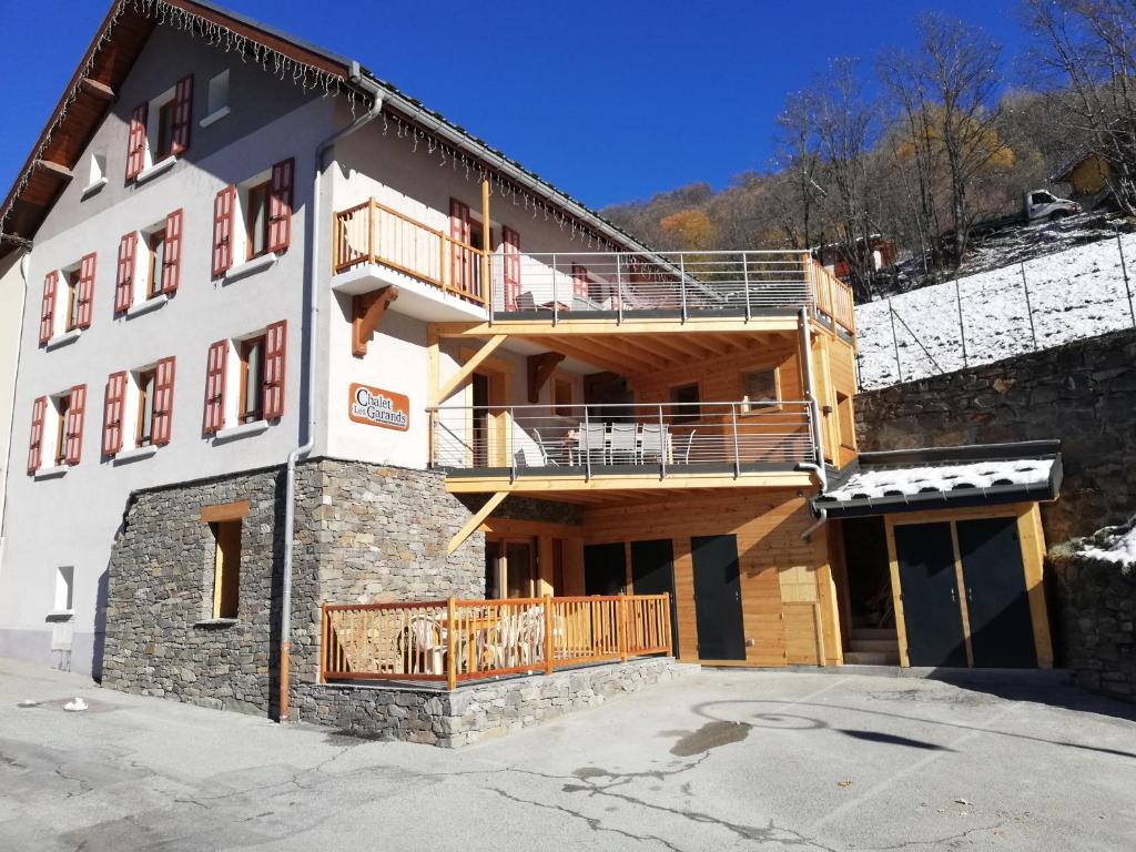 un gran edificio con un balcón en el lateral. en Chalet Les Garands, en Valmeinier