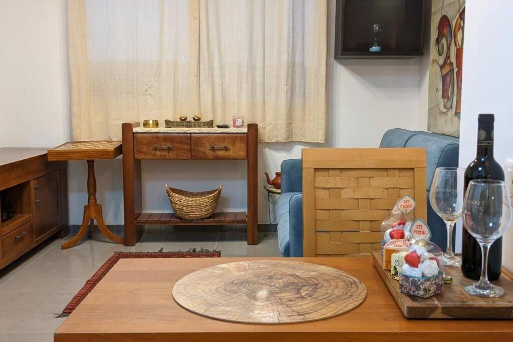 a living room with a table with wine glasses at סוויטה הילה במצובה in Maẕẕuva