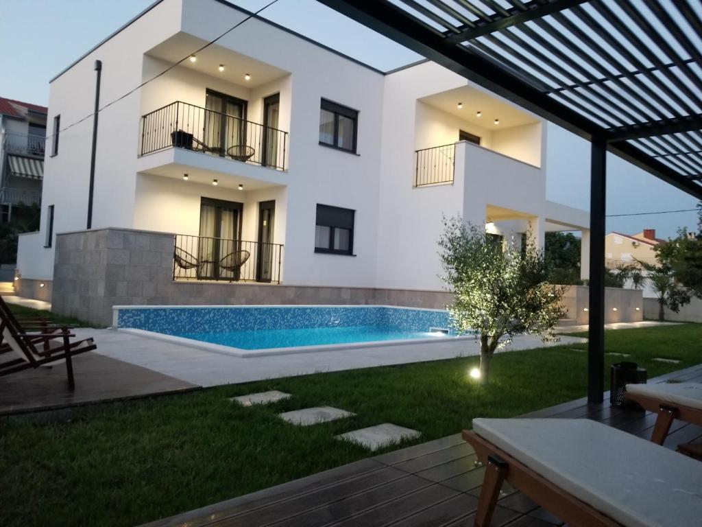 una casa con piscina en un patio en Villa Sobin, en Kaštela