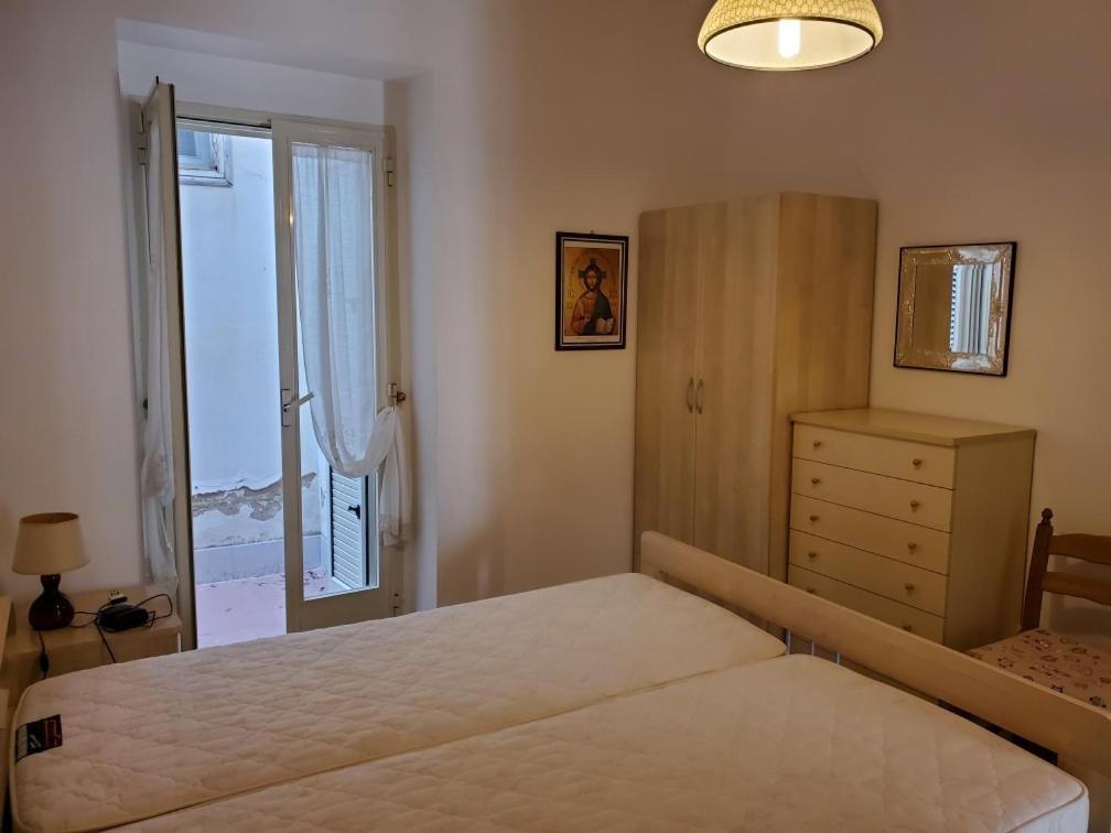 um quarto com uma cama, uma cómoda e uma janela em Villa cecilia em Mattinata