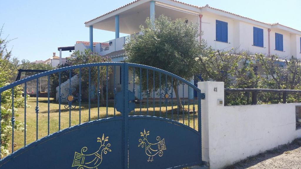 ein blaues Metalltor vor einem Haus in der Unterkunft Le pavoncelle 1 in Calasetta