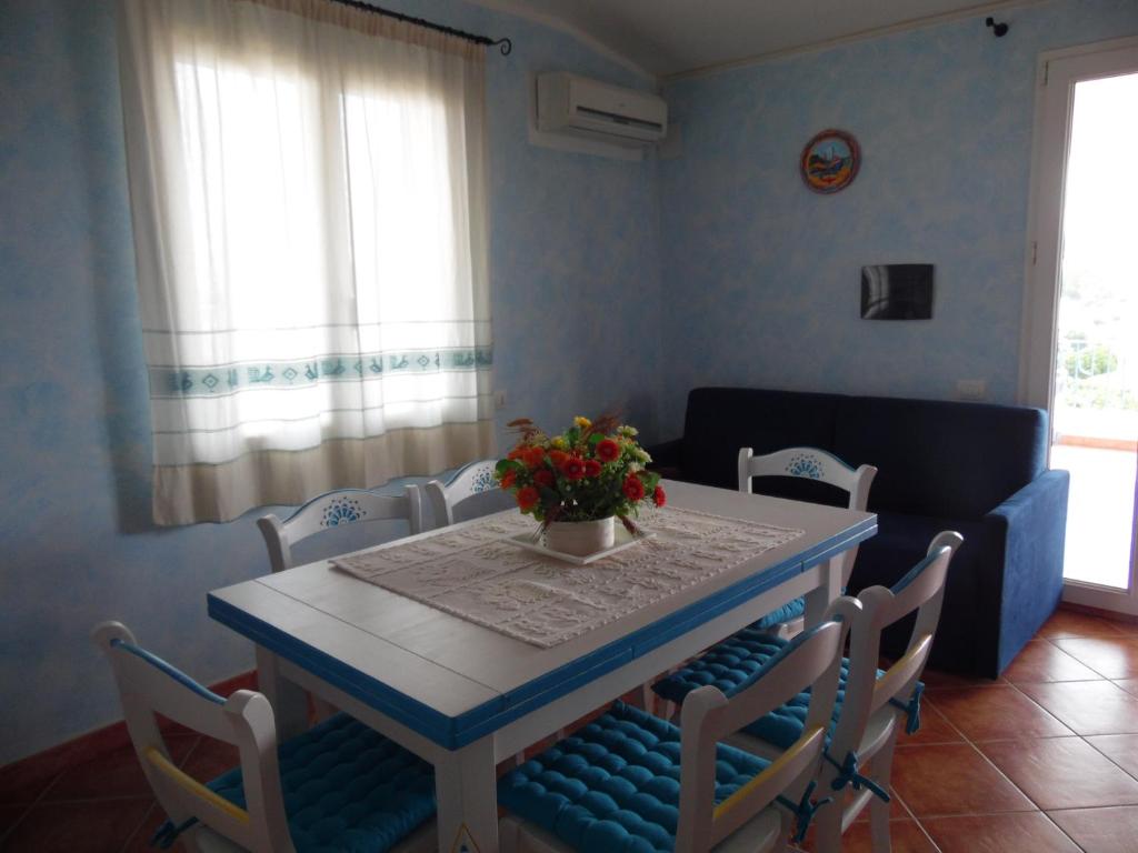 A seating area at Le pavoncelle 1