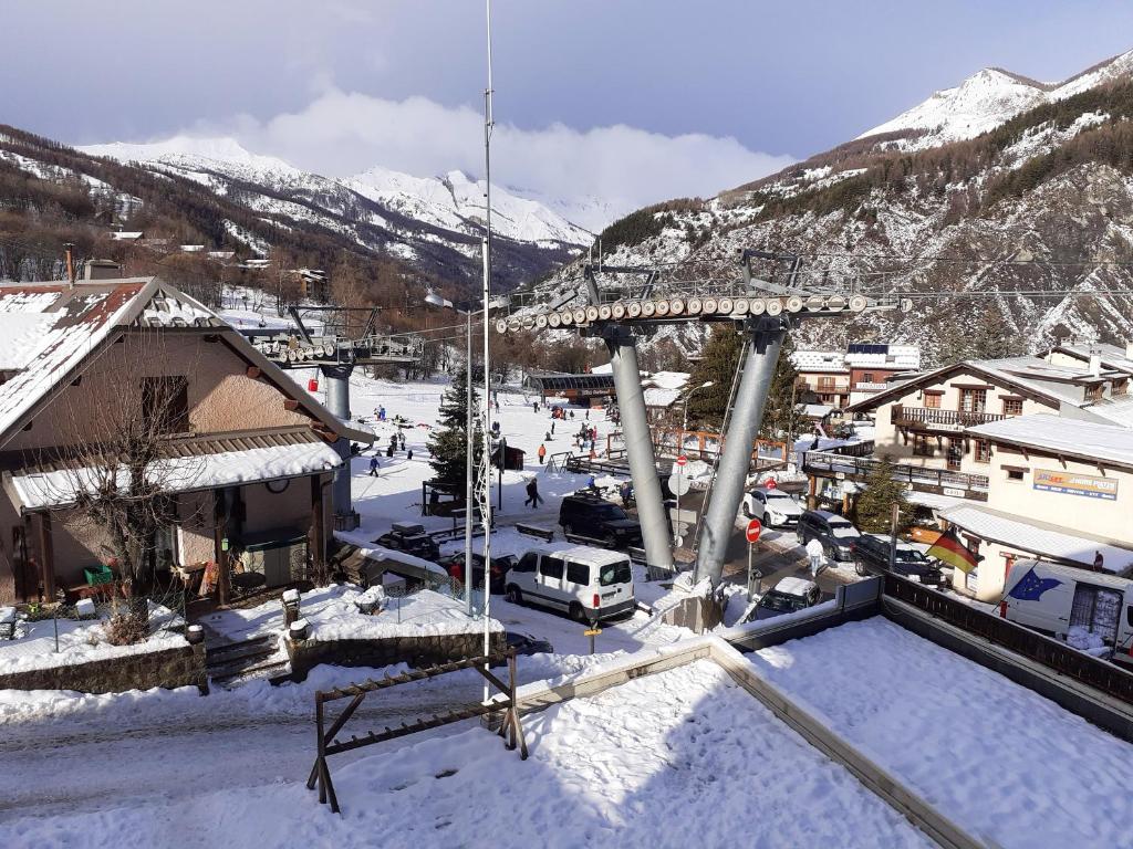 Studio a Allos a 100 m des pistes avec balcon amenage under vintern