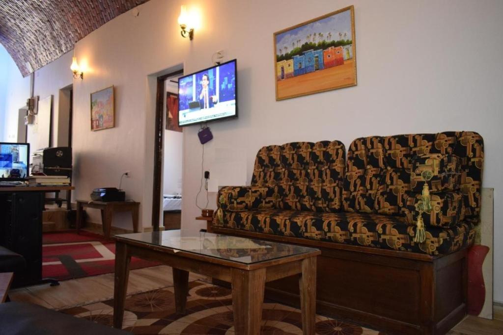 TV a/nebo společenská místnost v ubytování Om-Abdallah