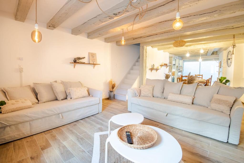 A seating area at La Maison Lamartine Havre de paix dans le centre de Tours