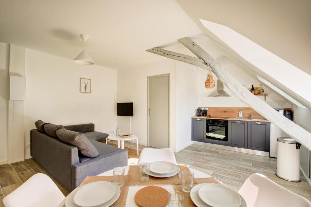 un salon avec un canapé et une table dans l'établissement Le Chaumont The Temple of Modernism, à Tours