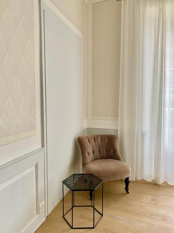 Posezení v ubytování Beautiful studio in a villa from 18th century