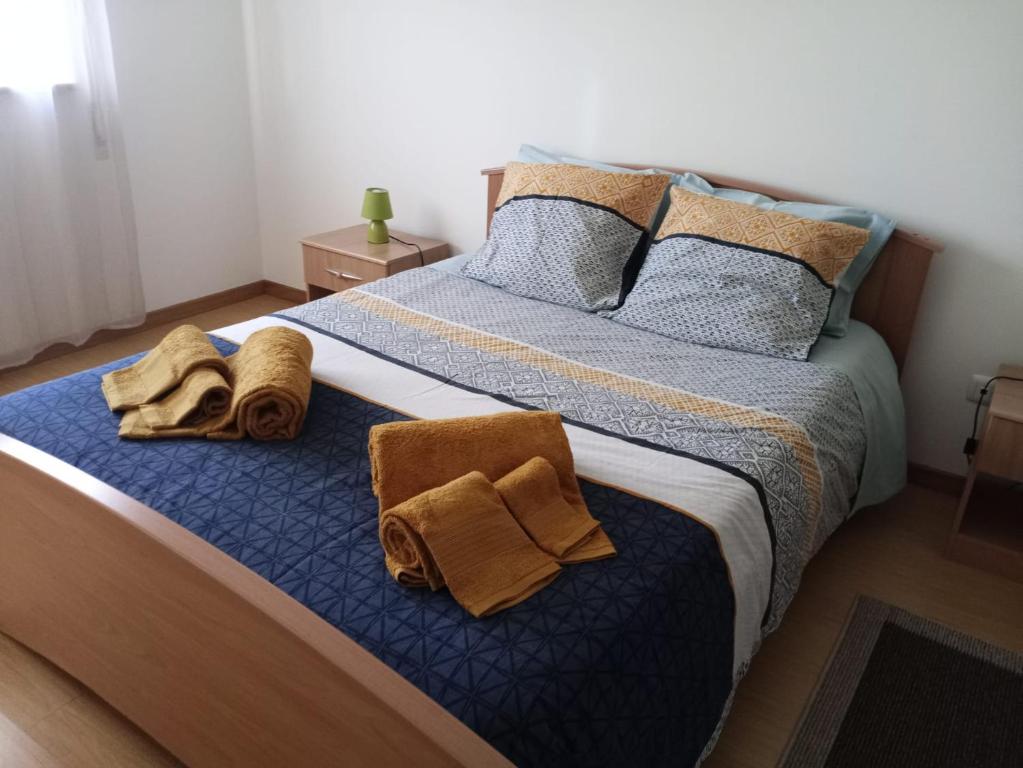 ein Schlafzimmer mit einem Bett mit Handtüchern darauf in der Unterkunft Sao Martinho Place in São Martinho do Porto