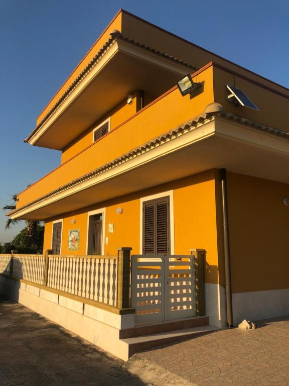 サンタ・マリア・デル・フォカッロにあるCasa Relax Marispicaの黄色い家