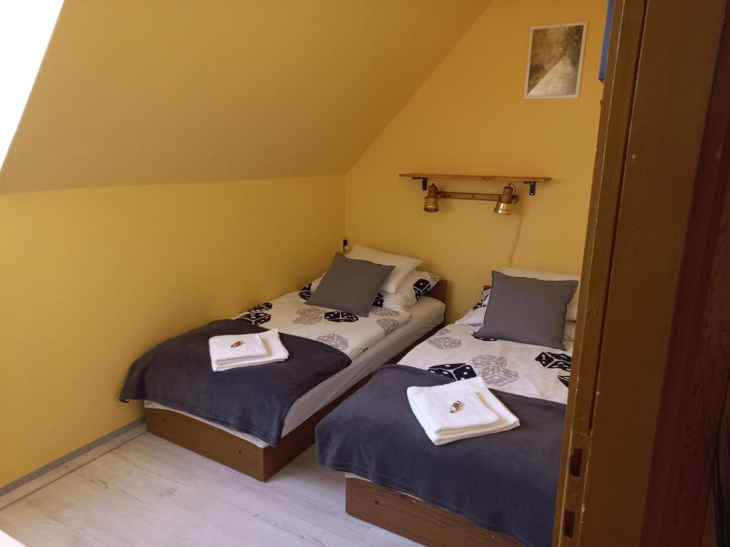 Postel nebo postele na pokoji v ubytování Háromfenyő Apartman