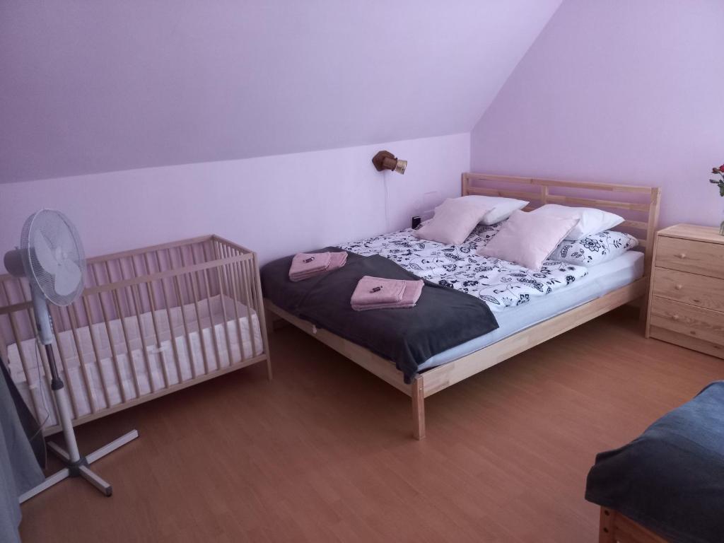 Postel nebo postele na pokoji v ubytování Háromfenyő Apartman