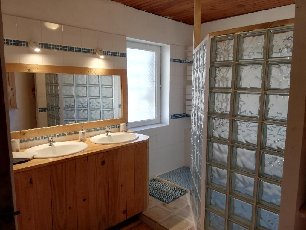 ein Badezimmer mit 2 Waschbecken und einem Spiegel in der Unterkunft La Terrasse in Gignac