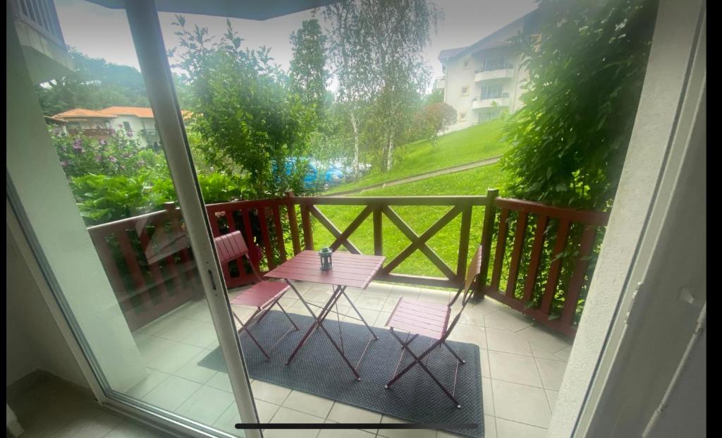 d'un balcon avec vue sur une maison. dans l'établissement Urdina, à Saint-Jean-de-Luz