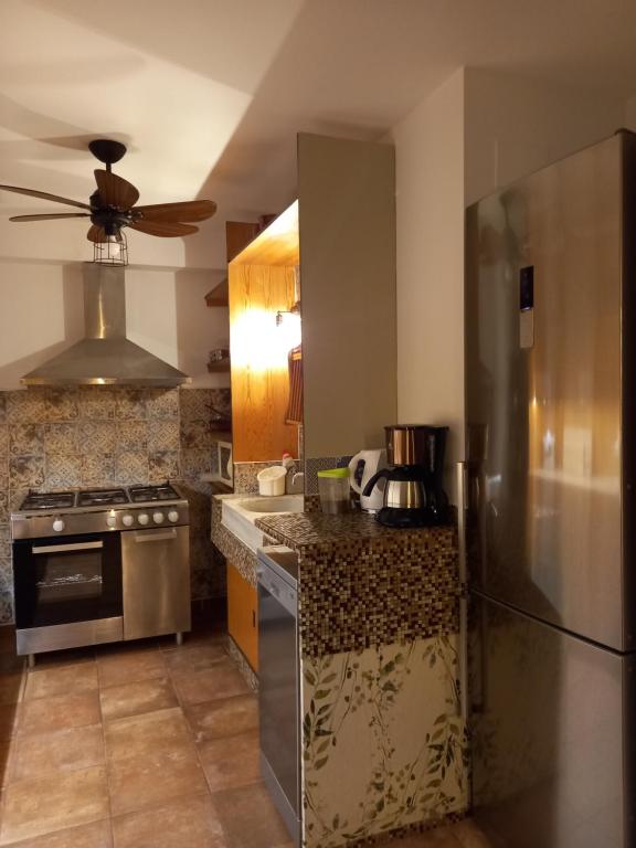 A kitchen or kitchenette at Casa Fleur Casco Antiguo Altea con Piscina privada y Jardin