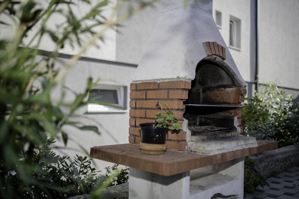 Gril dostupný pro hosty v apartmánu