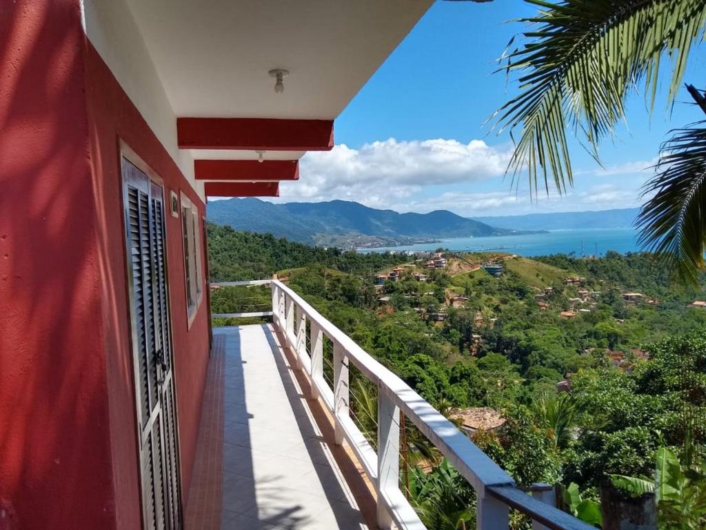 - un balcon offrant une vue sur l'océan dans l'établissement Chalé Boa Vista, à Ilhabela