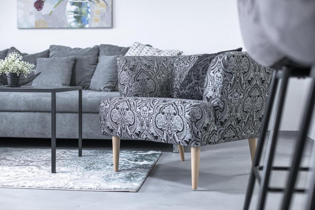 sala de estar con sofá y silla en Exklusive (OG) Neubau-Ferienwohnung mit Fernsicht en Constanza