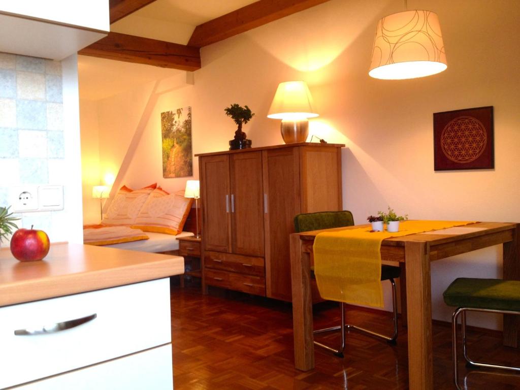 cocina y sala de estar con mesa y sofá en Haus Ferdinand, en Fernitz