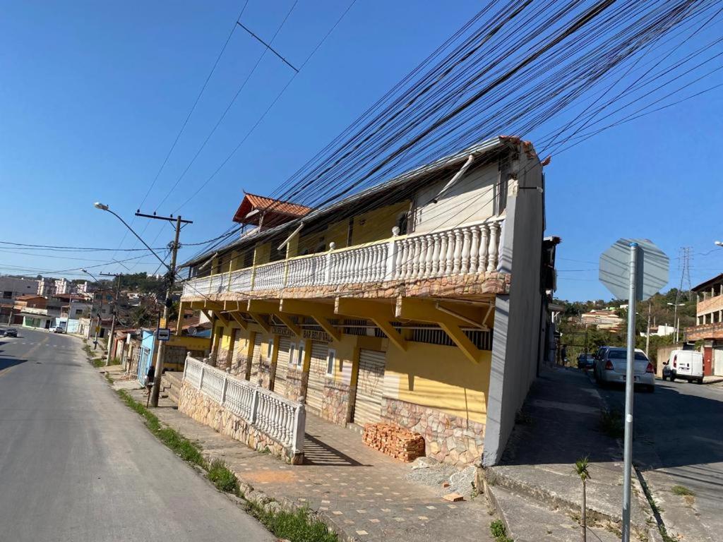 サンタ・ルジアにあるPousada & Hostel Belo Valeの通り側のバルコニー付きの建物