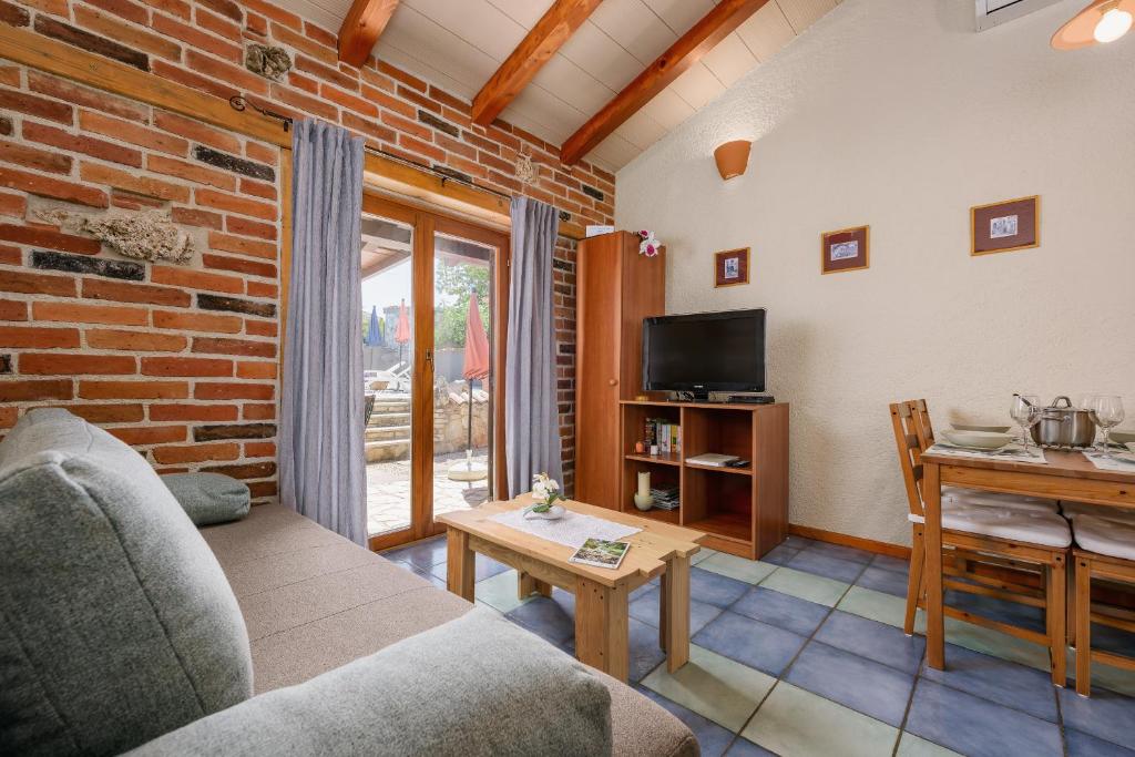 TV a/nebo společenská místnost v ubytování Apartment with pool Visnjan