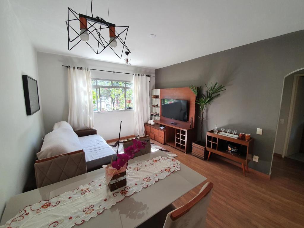 ヴィトーリアにあるApto com dois quartos no bairro de Jardim Camburiのリビングルーム(ベッド1台、テレビ付)