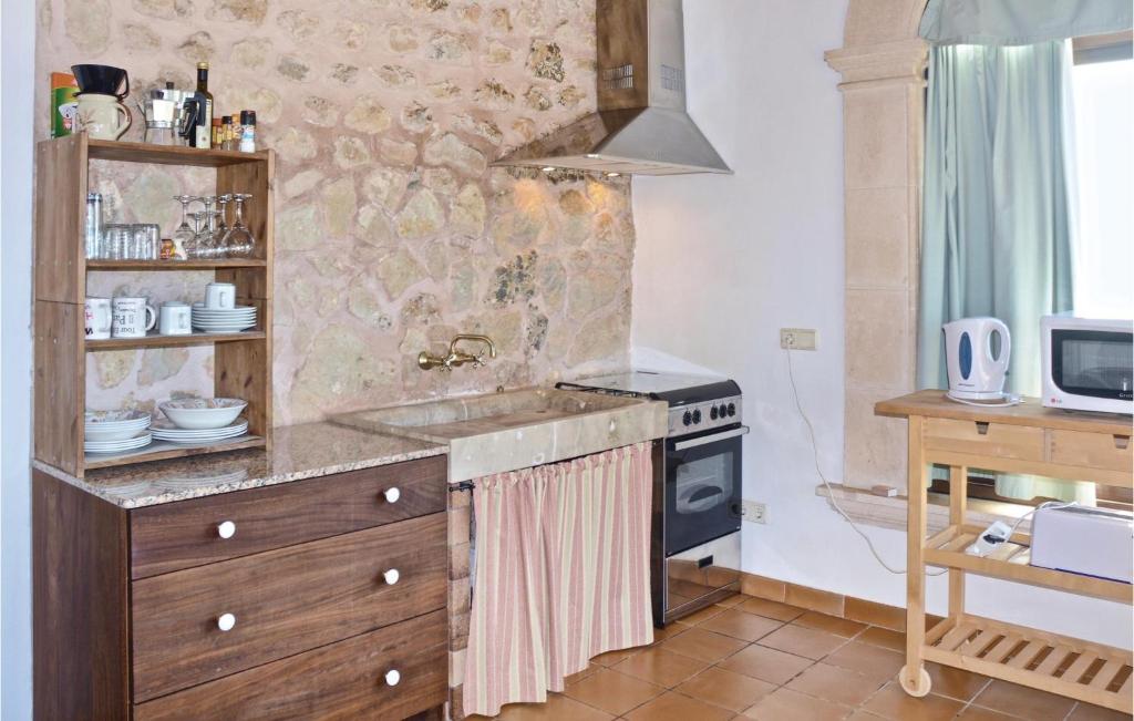 Kuchyň nebo kuchyňský kout v ubytování 1 Bedroom Gorgeous Apartment In Selva
