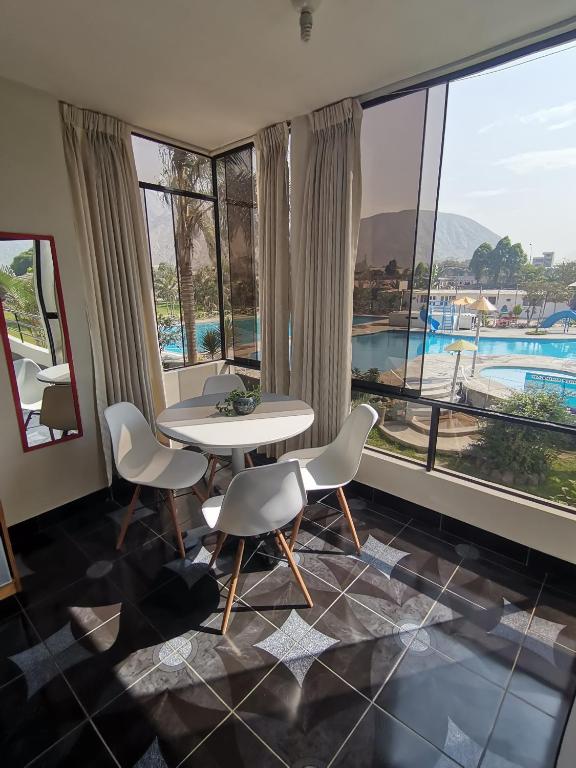 Mi Pequeño Club (Country Club) - Family Room With Private Bathroom