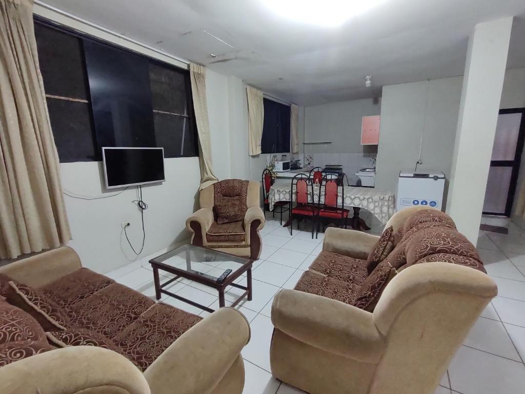 sala de estar con 2 sofás y TV en Departamento Melly, en Tarapoto