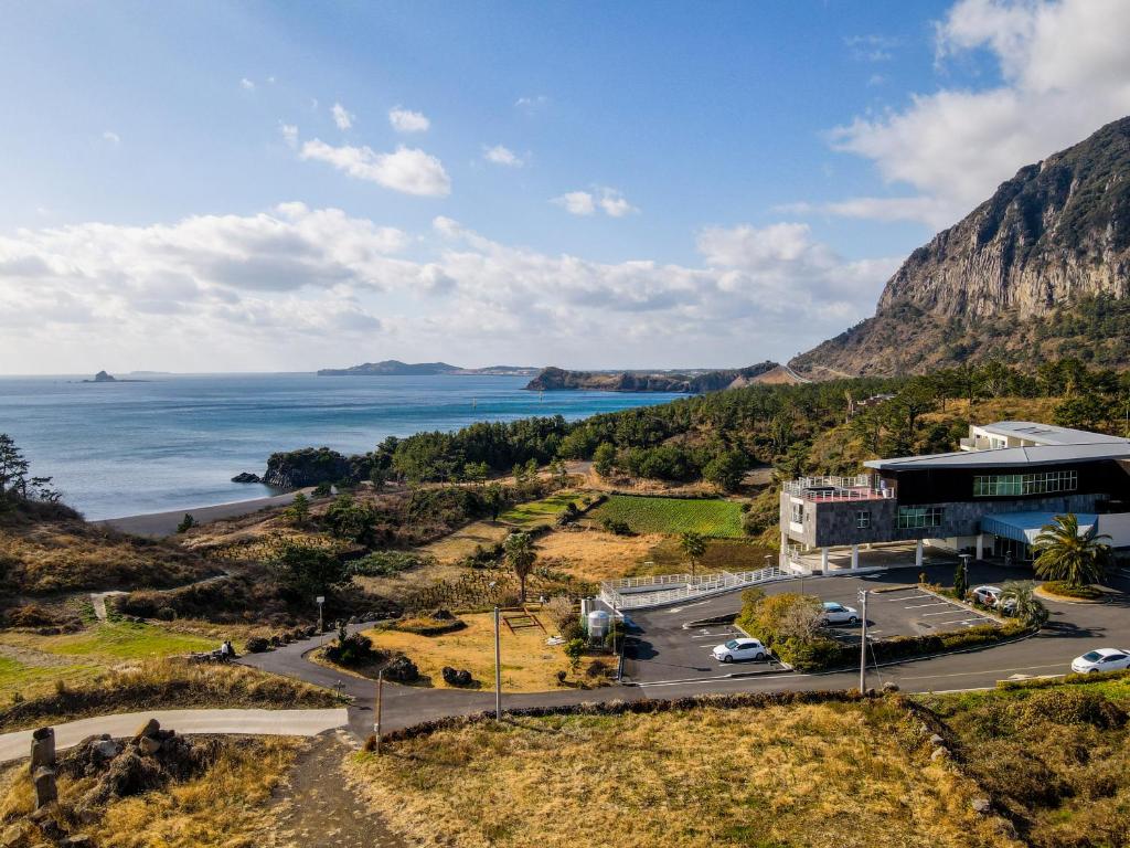 widok na ocean i budynek w obiekcie Y Resort Jeju w mieście Seogwipo