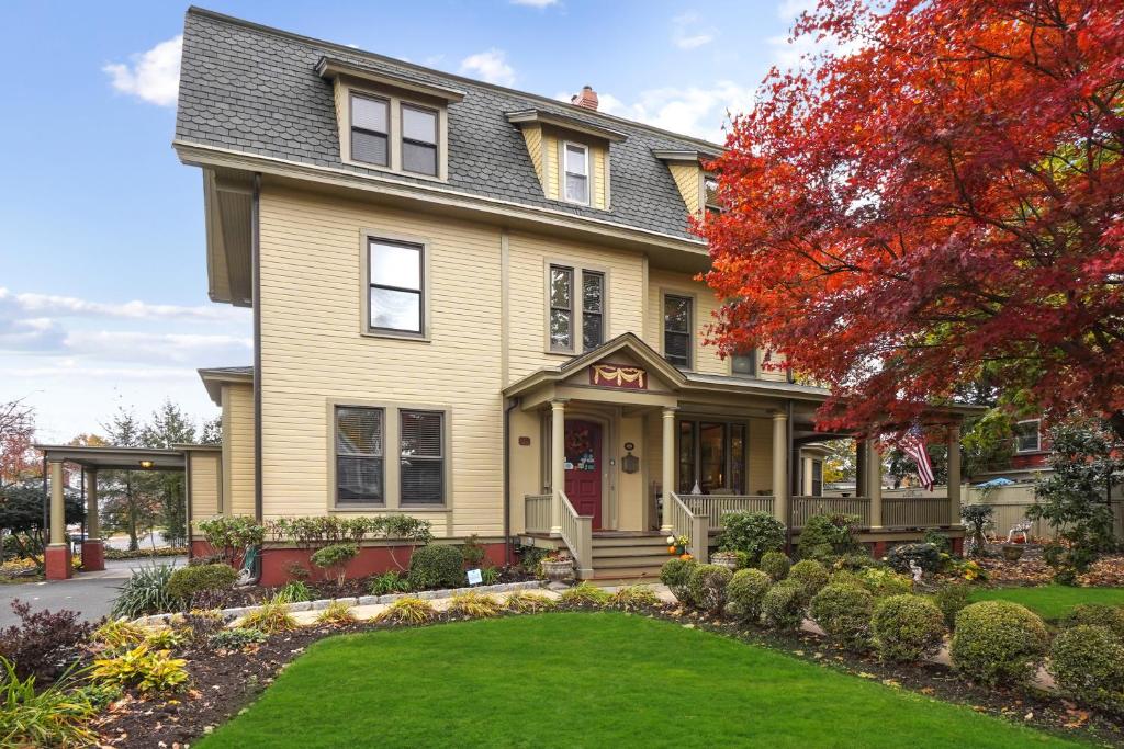 DeBary Inn, Summit (updated prices 2024)