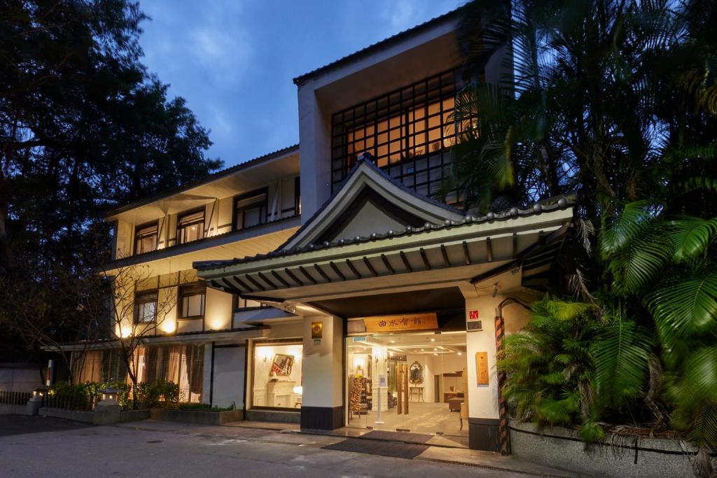 un bâtiment avec un magasin devant lui dans l'établissement Kyokusui Hotspring Hotel, à Taipei