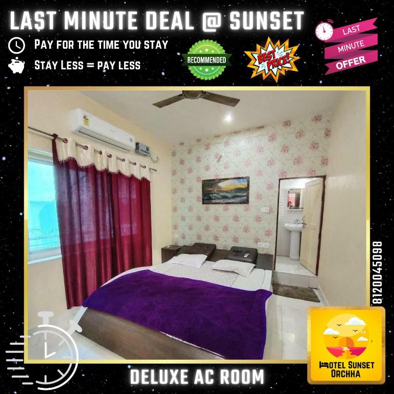 Cartel de un dormitorio con cama con sábanas moradas en Last Minute Deal @ Hotel Sunset, en Orchha