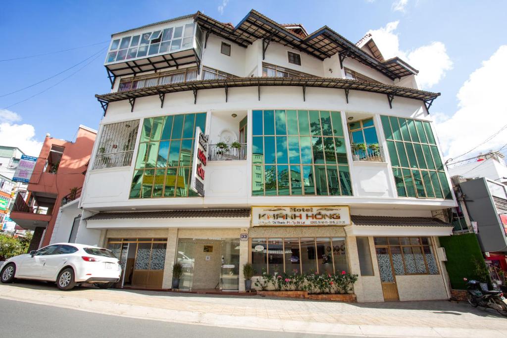 un edificio con un'auto parcheggiata di fronte di Khanh Hong Da Lat a Da Lat