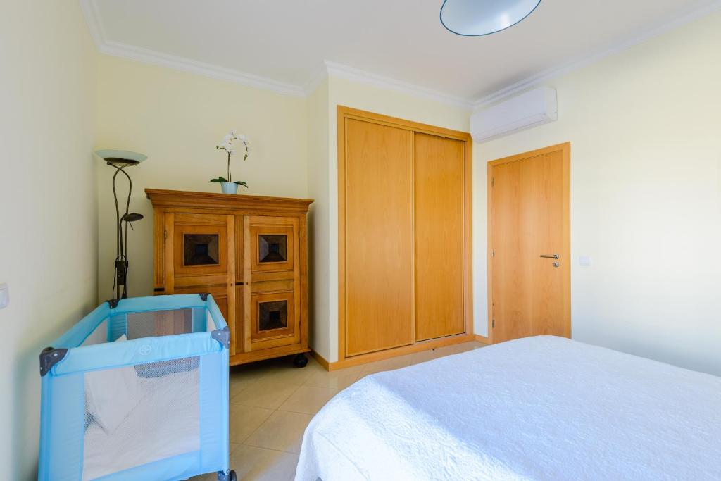 Postel nebo postele na pokoji v ubytování BnB Homes Ocean view Apartment with 3 spacious Terraces, 2 Swimming pools & Tennis court