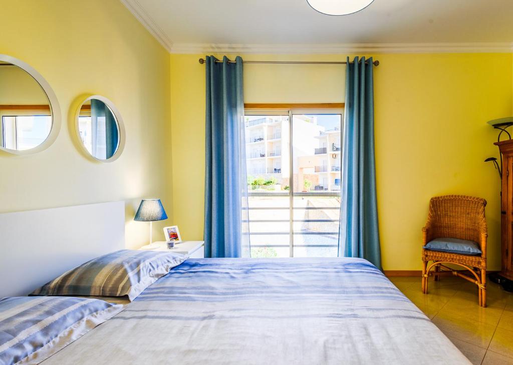 Postel nebo postele na pokoji v ubytování BnB Homes Ocean view Apartment with 3 spacious Terraces, 2 Swimming pools & Tennis court