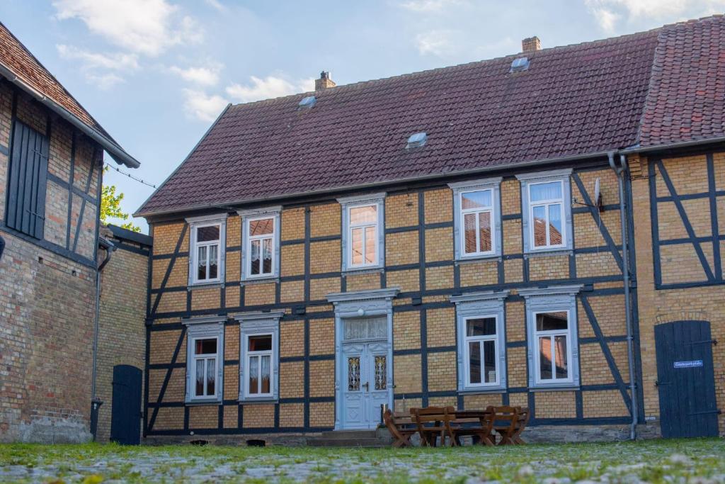 ein altes Haus mit einem Picknicktisch davor in der Unterkunft Ferienhaus Brockenblick in Hüttenrode