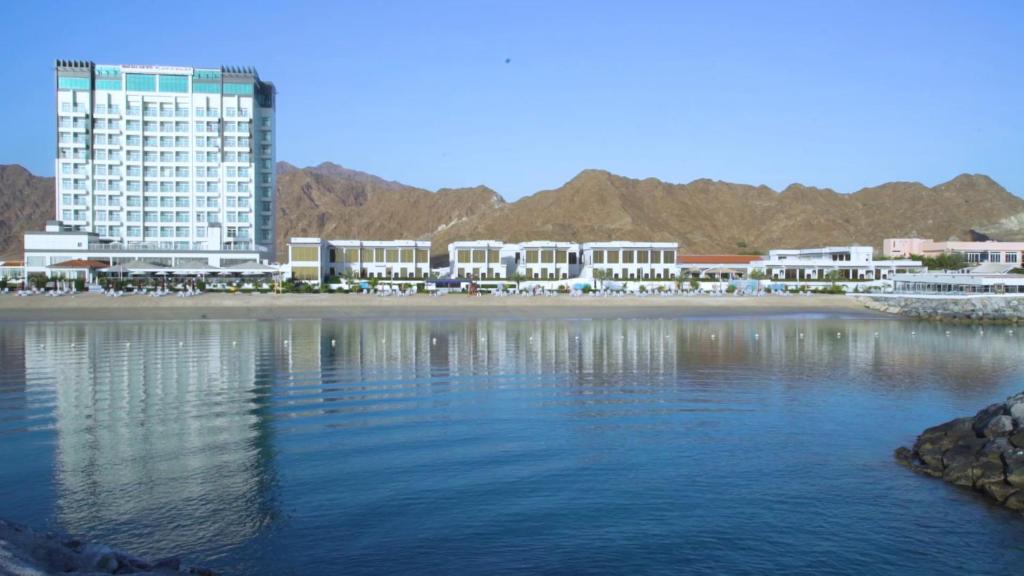 ein Hotel am Ufer eines Wasserkörpers in der Unterkunft Mirage Bab Al Bahr Beach Resort in Dibba