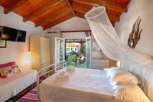 Dormitorio con cama con red en Nandia Studio & Apartment, en Gáios