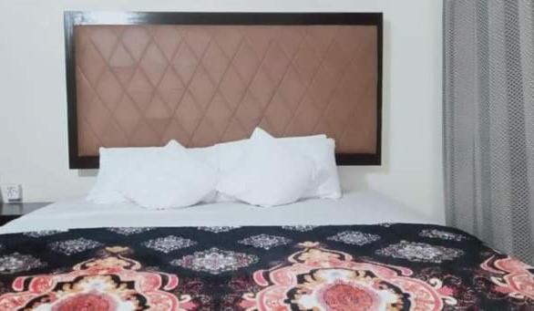 Family Guest House Lahore Near Airport - Deluxe King Room