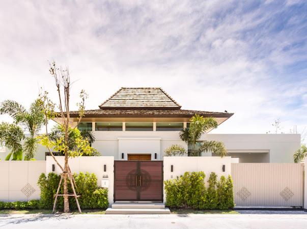 ein großes weißes Haus mit brauner Tür in der Unterkunft Ananas villa Shambala grand Cherng Talay in Strand Bang Tao