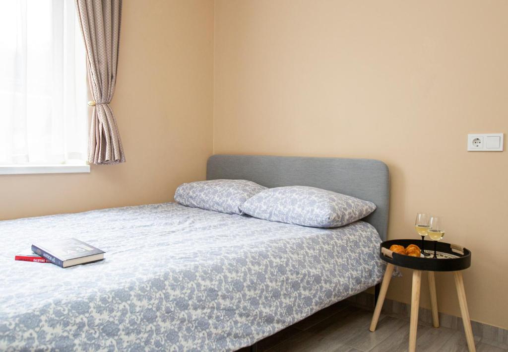 - un lit dans une chambre avec une table et un livre dans l'établissement Chill&Go Apartment, à Kaunas