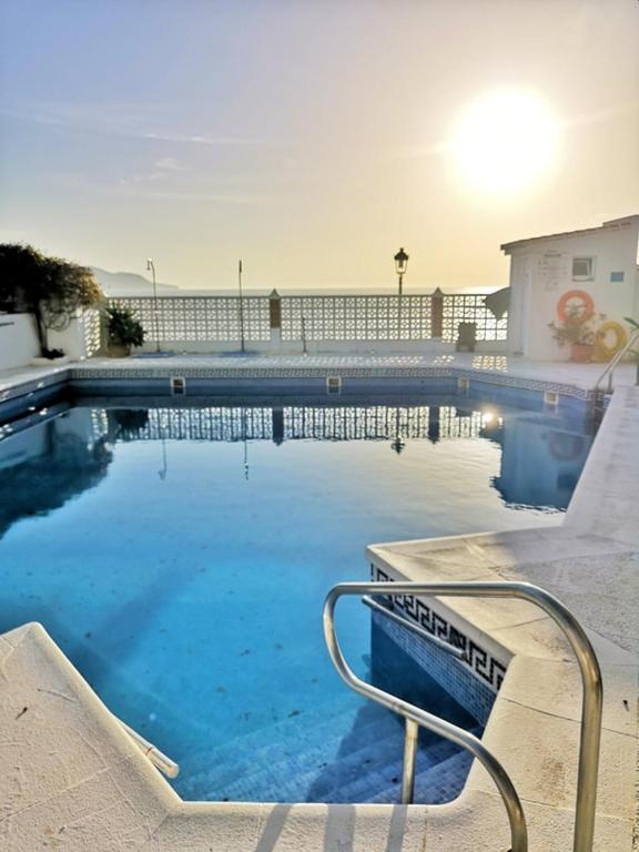 Bazén v ubytovaní Carabeo Seaview Apartment Rocamar alebo v jeho blízkosti
