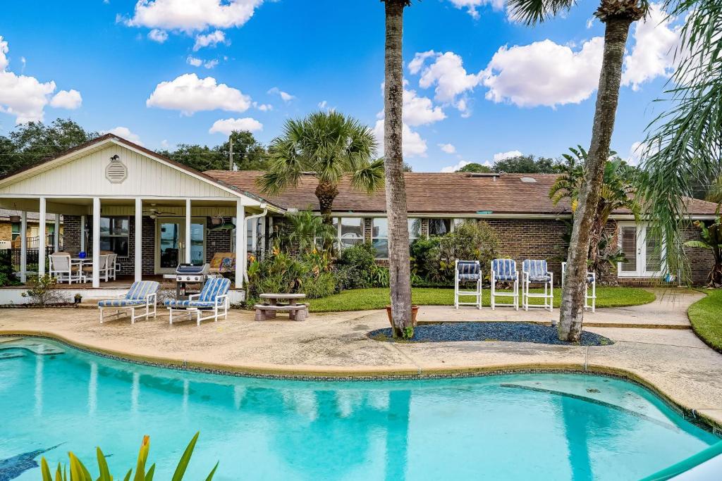 Peaceful and Fun Island Retreat - Riverfront Home - Pool - Gym - Sleeps 10