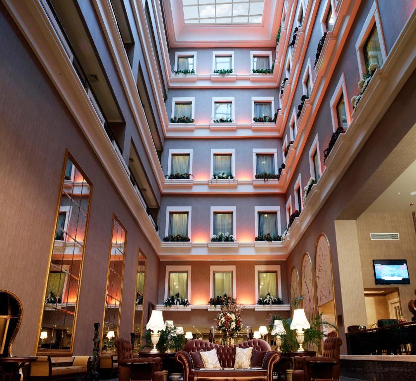een lobby van een hotel met tafels en stoelen bij Euro Park Otel in Istanbul