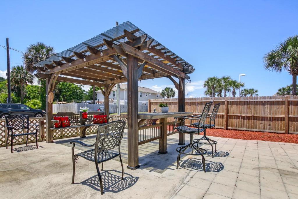 Private House with Huge Outside Patio, Great for Family's, Short Walk to the Beach