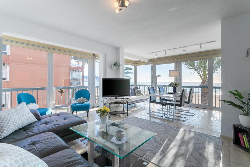 a living room with a couch and a glass table at Casa Esmeralda 2 direkt am Strand in Benidorm