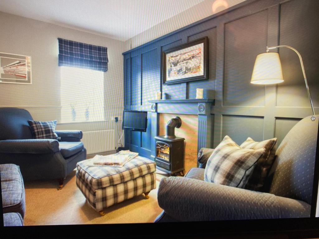 uma sala de estar com um sofá e uma lareira em Secret View Cottage in Terrington, York em York